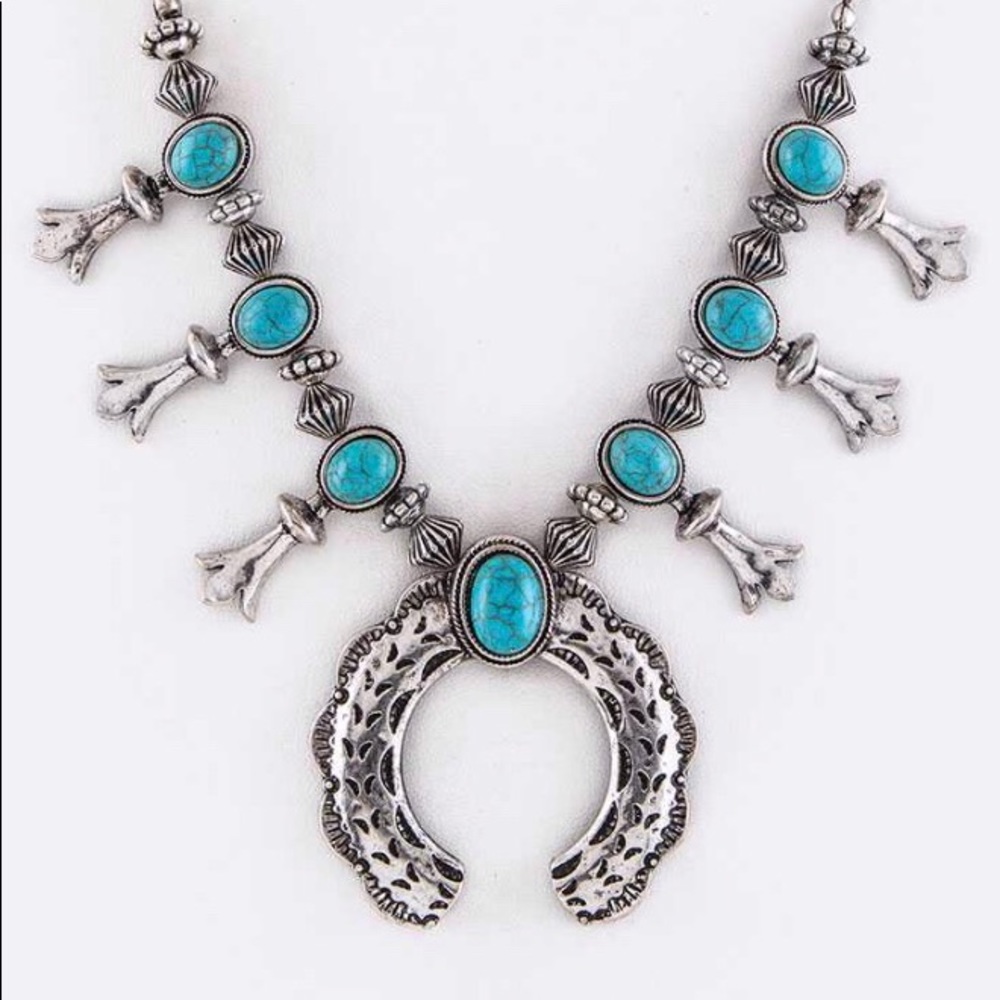 Ornate Horseshoe Necklace Set